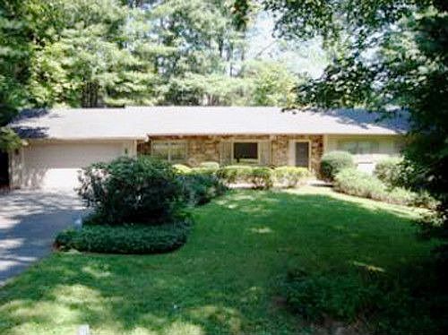 1st image of 136 Larchmont Dr