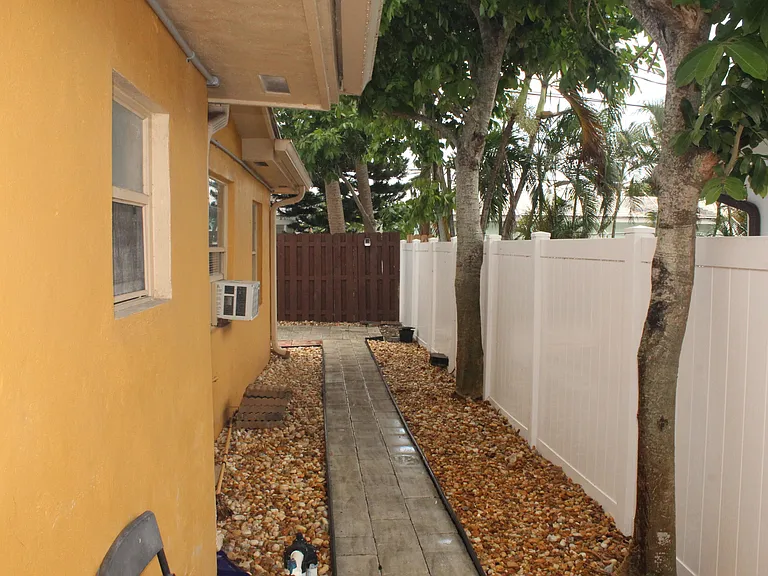 1558 NE 30th St — Photo 29