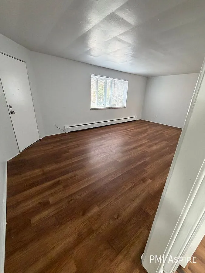 Awesome 1st Floor 2 Bedroom, 1 Bath Apartment available now close to S Platte Drive for easy comm... — Photo 2