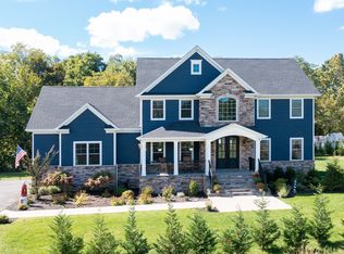 425 S Jamesport Ave, Riverhead, NY 11901