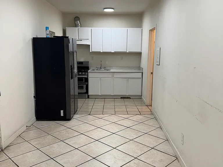 1924 E Rosecrans Ave #3 — Photo 2