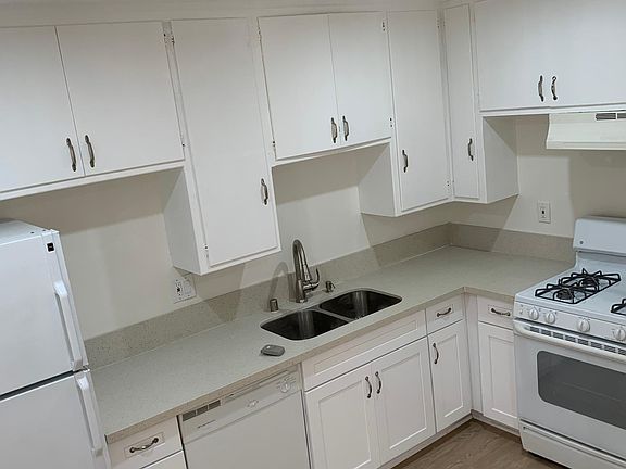 5th image of 1937 N Bronson Ave #3