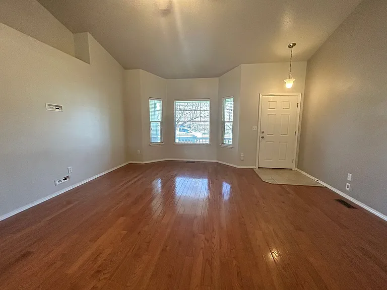115 E Cassidy Dr — Photo 3