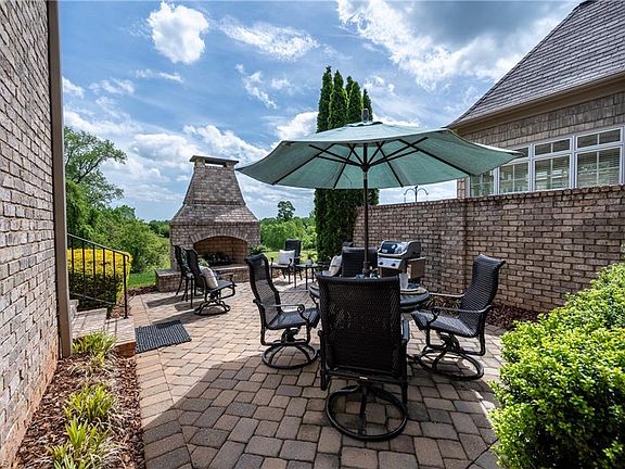 5th image of 39 Creswell Manor Dr