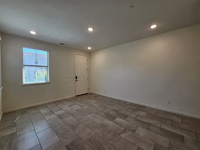 8013 Avanti Dr — Photo 7