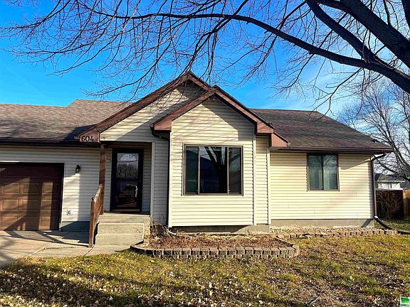 3rd image of 604 Lakeshore Dr
