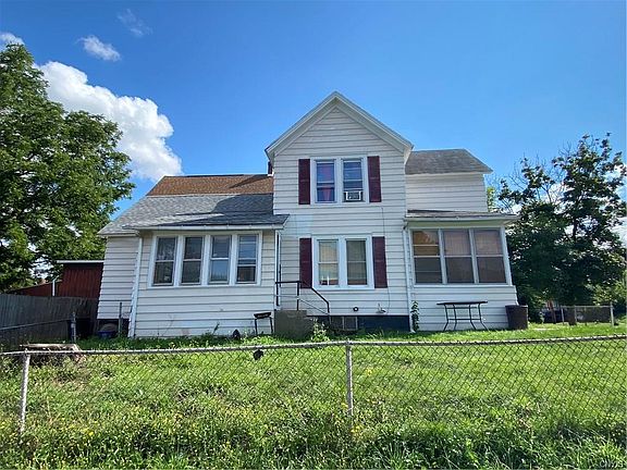 2nd image of 1360 Oak St
