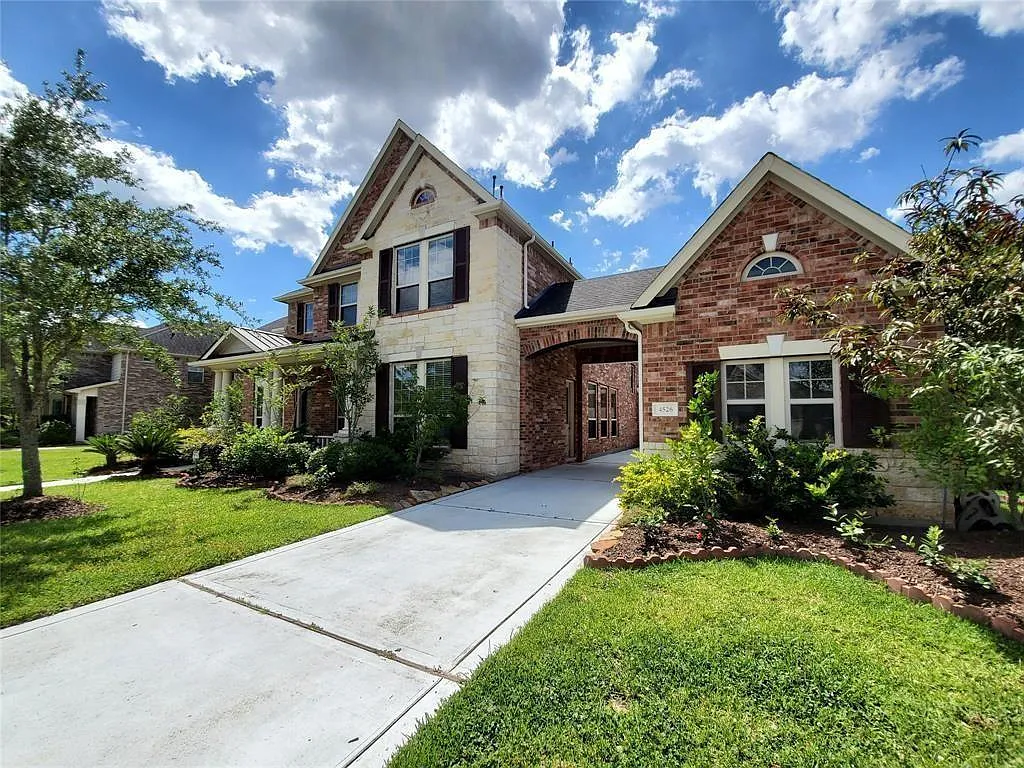 5 bed, 4.0 bath, 4898 sqft, $4,500 — Photo 3