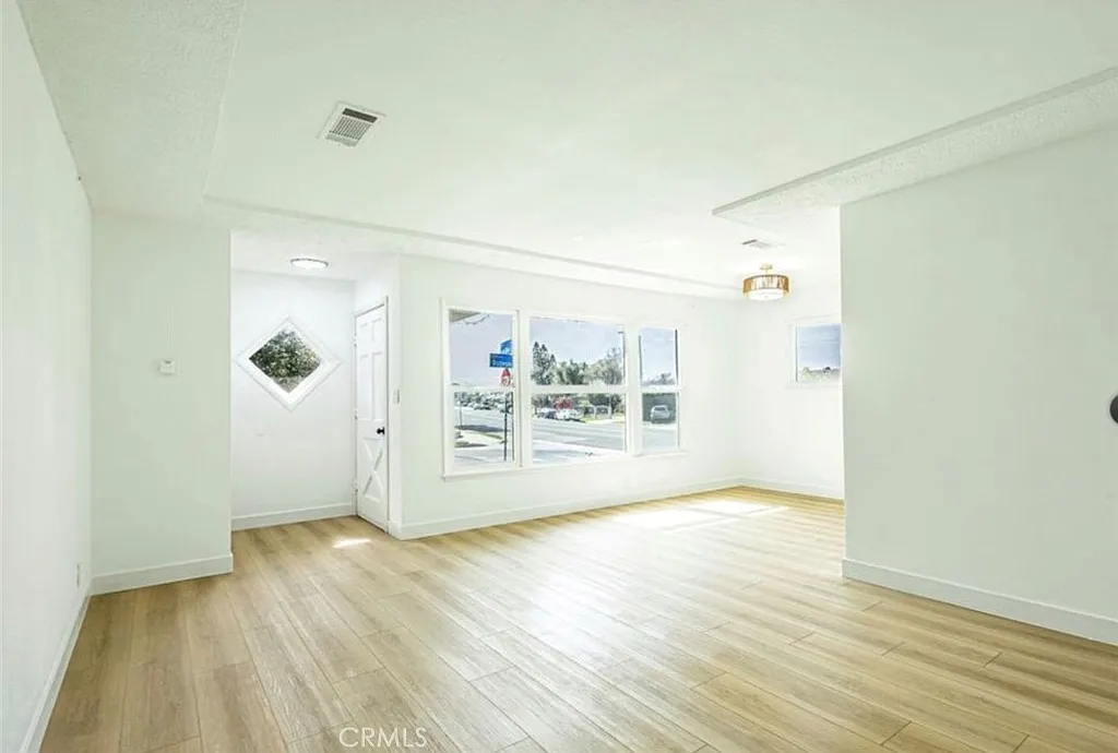 3 bed, 1112 sqft, $3,800 — Photo 4