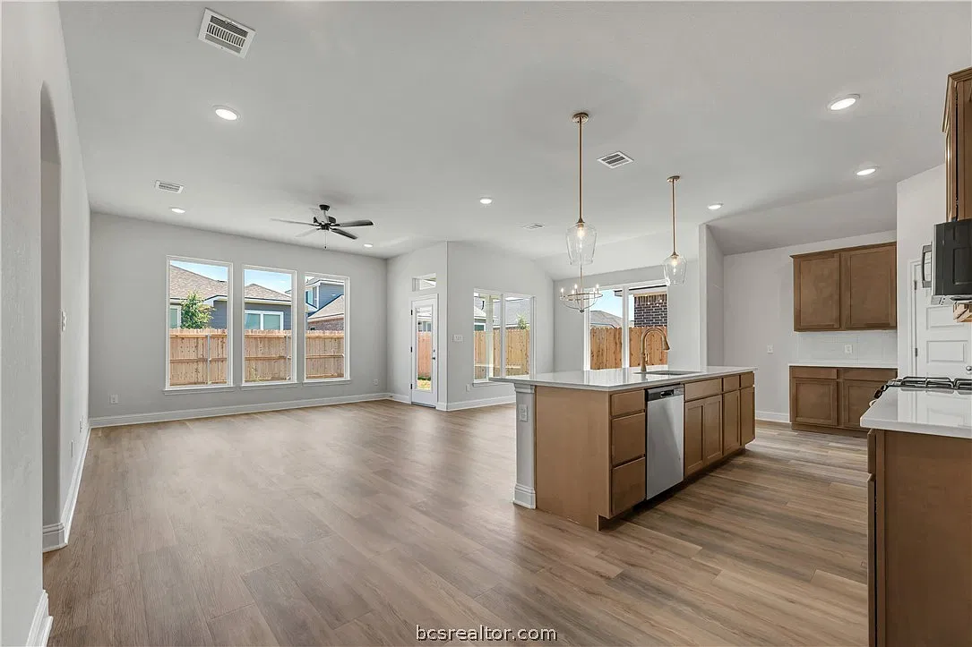 4 bed, 1948 sqft, $2,600 — Photo 4