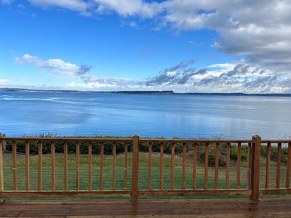 Kayaking, paddle boarding, crabbing and fishing right from the property.