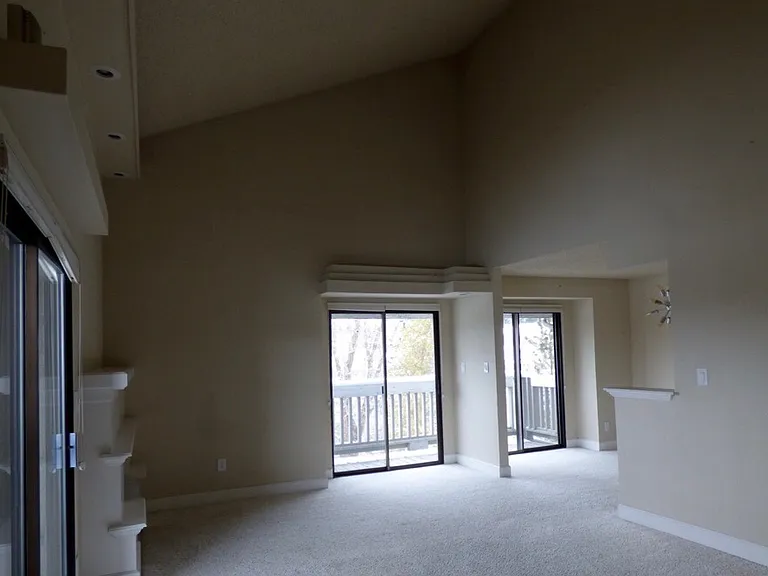 Living & Dinning w. 2 Patios