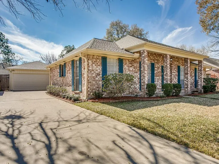 14219 Piping Rock Ln — Photo 2