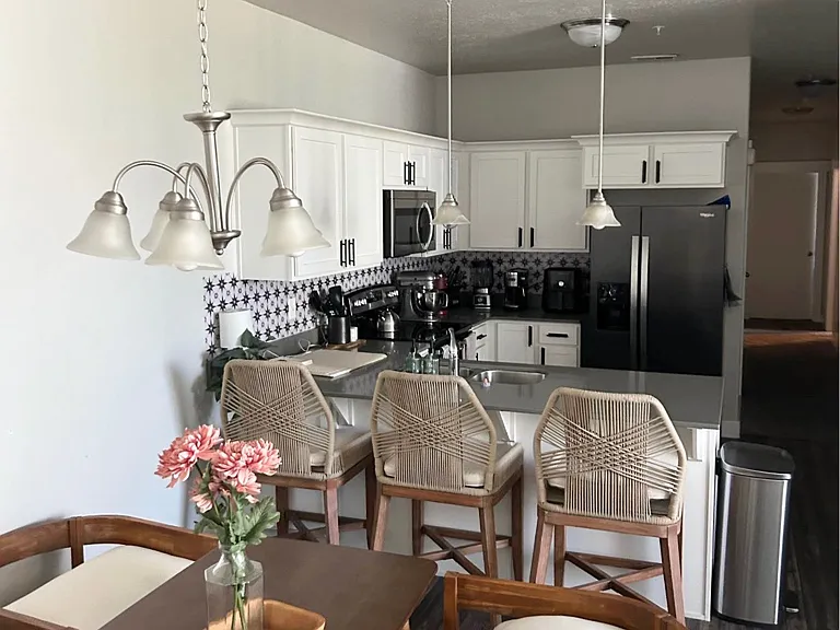 85 W Silver Springs Dr — Photo 2