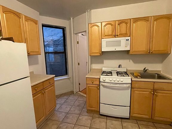 2nd image of 226 E 83rd St #3FW