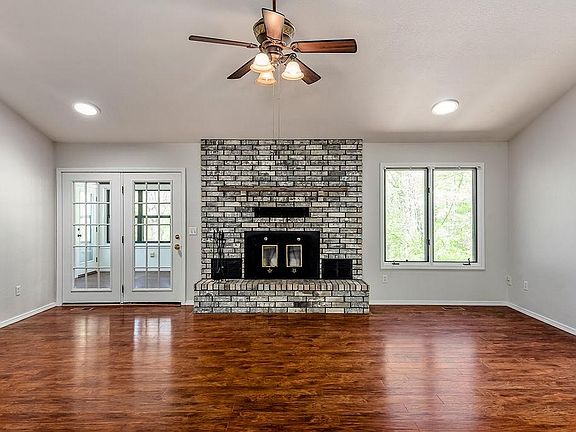 2nd image of 4 Lambourn Dr