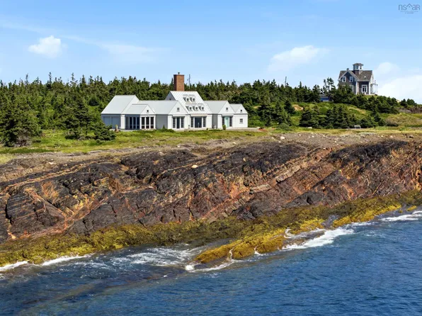 604 Middle Rd, Lunenburg, NS B0J 2X0