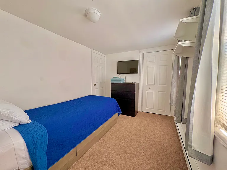 285 Roxbury St — Photo 14