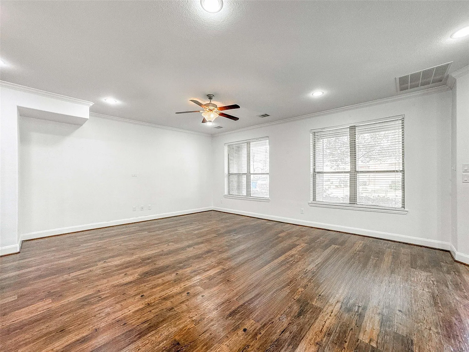 5 bed, 3.5 bath, 3354 sqft, $3,200 — Photo 3