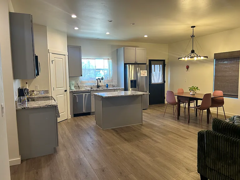422 Jarrett Ave — Photo 4