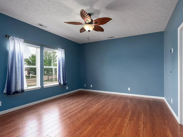 4570 Matthew St — Photo 10