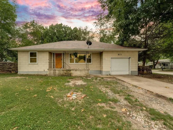 921 W 5th St, Newton, KS 67114