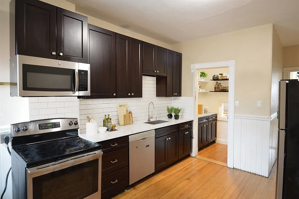 Building Photo - 1805 Beacon St #3