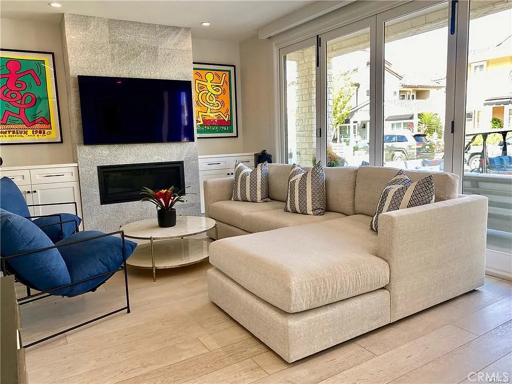 3 bed, 3.5 bath, 2347 sqft, $28,500 — Photo 3