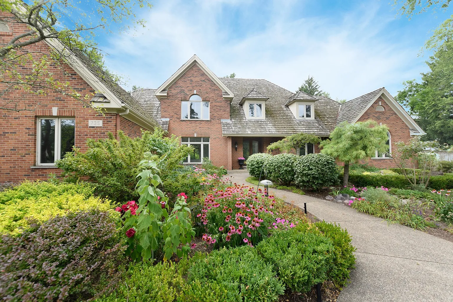735 Pleasant Ln photo 1