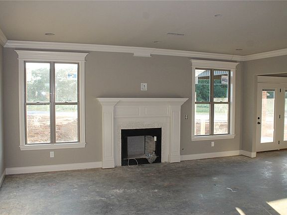 3rd image of 911 Clark Cir