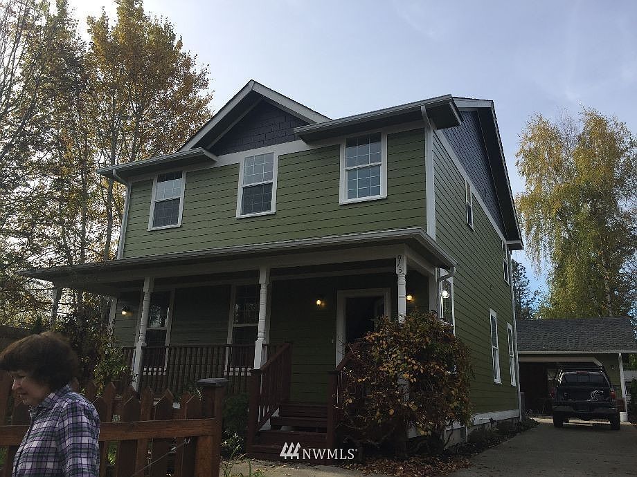 1st image of 915 Fairview Street NE