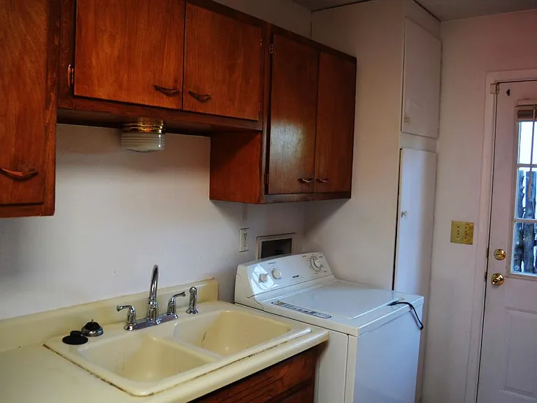 Kitchen, laundry