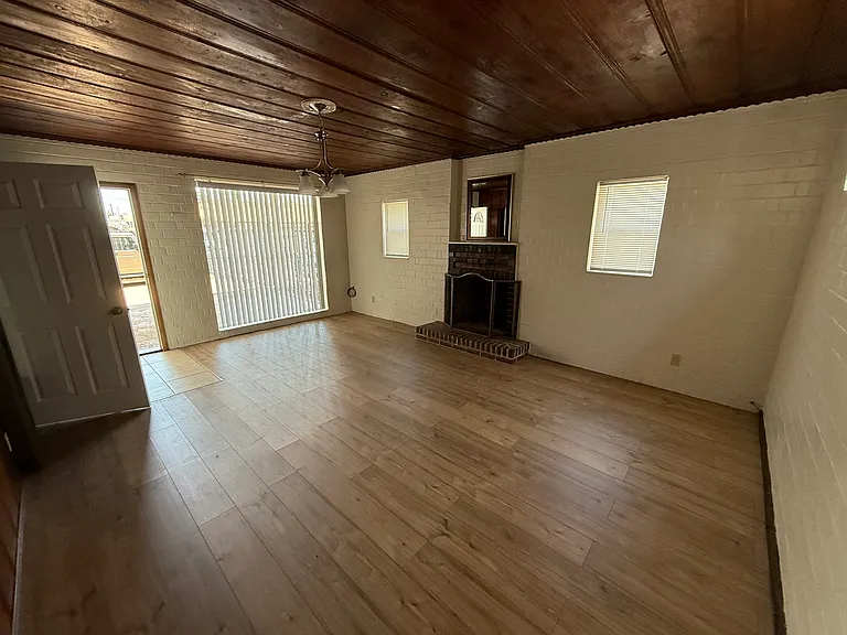 21265 Mission Blvd — Photo 5