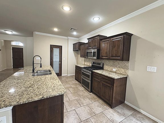 4th image of 906 Founders Rd