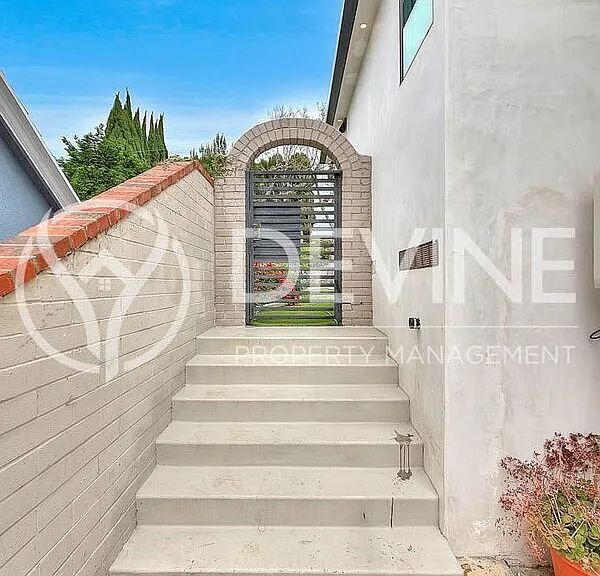 3026 Greenfield Ave — Photo 8