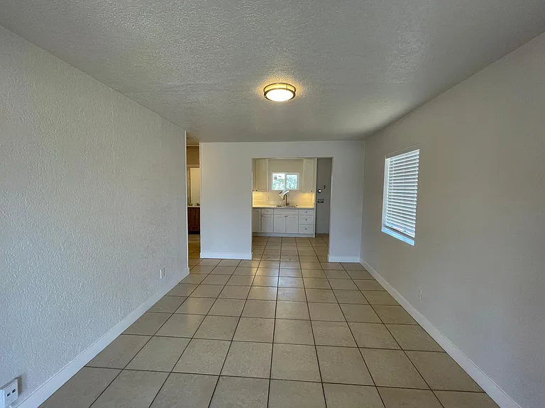 2771 Logan Ave — Photo 9