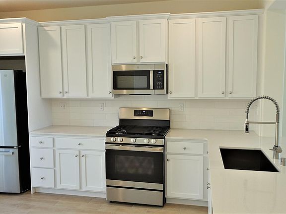 3rd image of 2358 Columbia Dr N