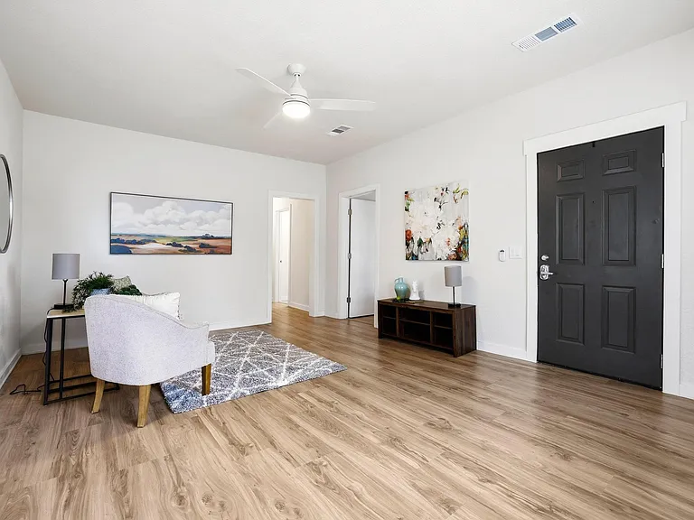 537 E Sears St — Photo 3