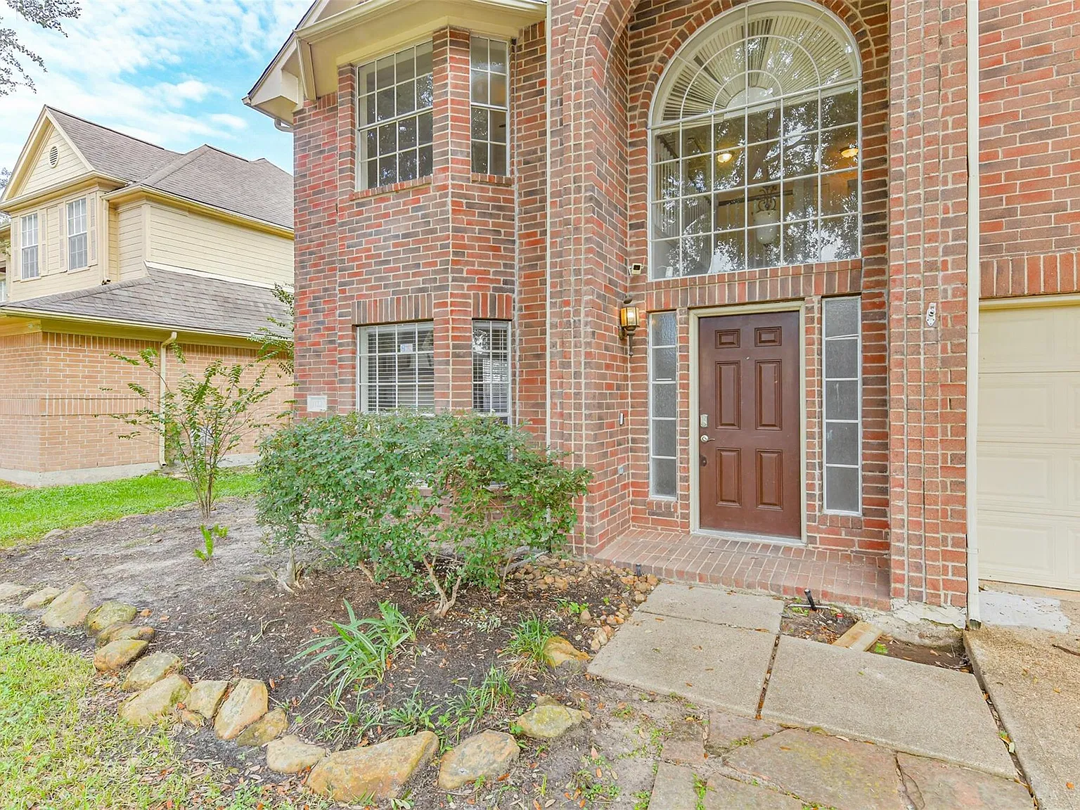 4 bed, 2.5 bath, 2604 sqft, $3,200 — Photo 2