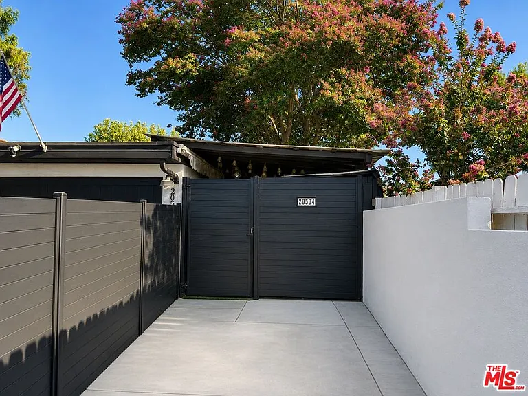 20504 Hamlin St — Photo 3