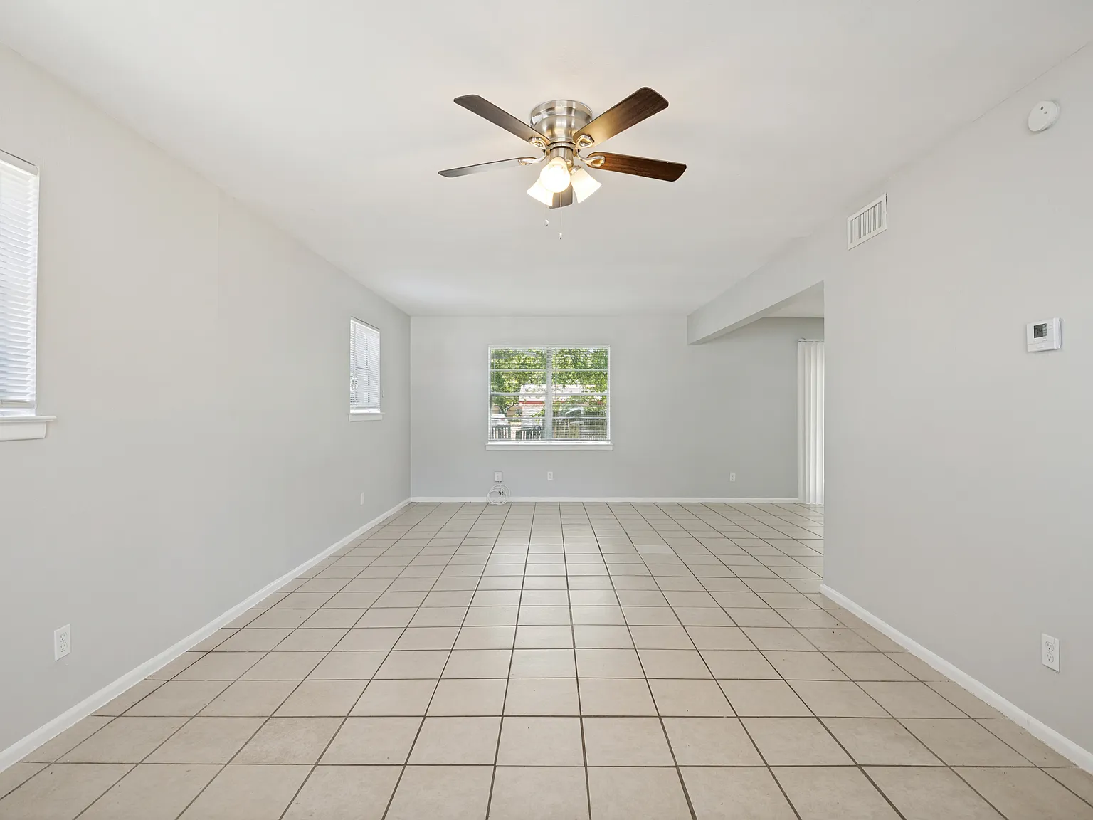 5 bed, 2.5 bath, 1998 sqft, $2,049 — Photo 4