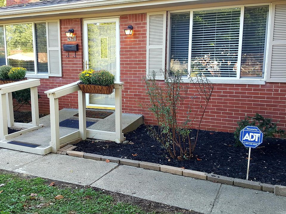Recently renovated! 4 rooms, 2 bathrooms.