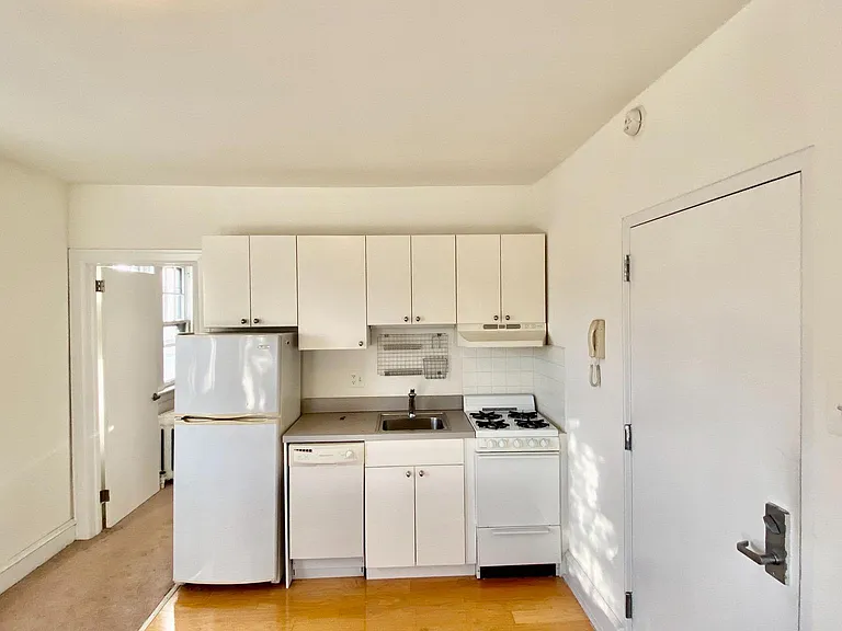 332-34 S 17th St #3B — Photo 3