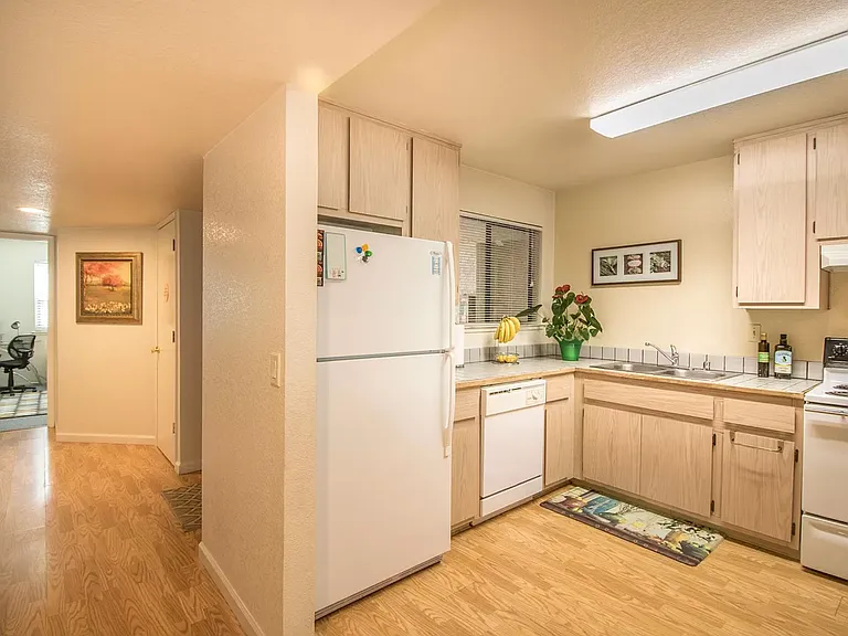 Pomona West Student Apartments — Photo 8