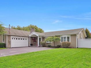 252 Belvedere Dr, Oakdale, NY 11769