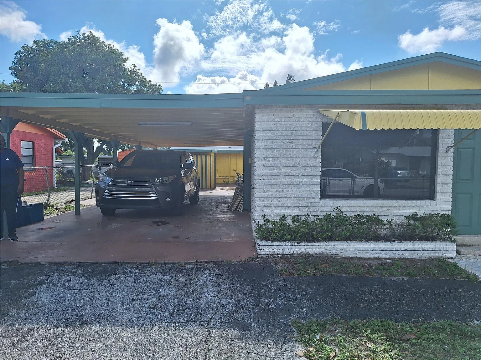 3 bed, 2.0 bath, 1449 sqft, $2,100 — Photo 2