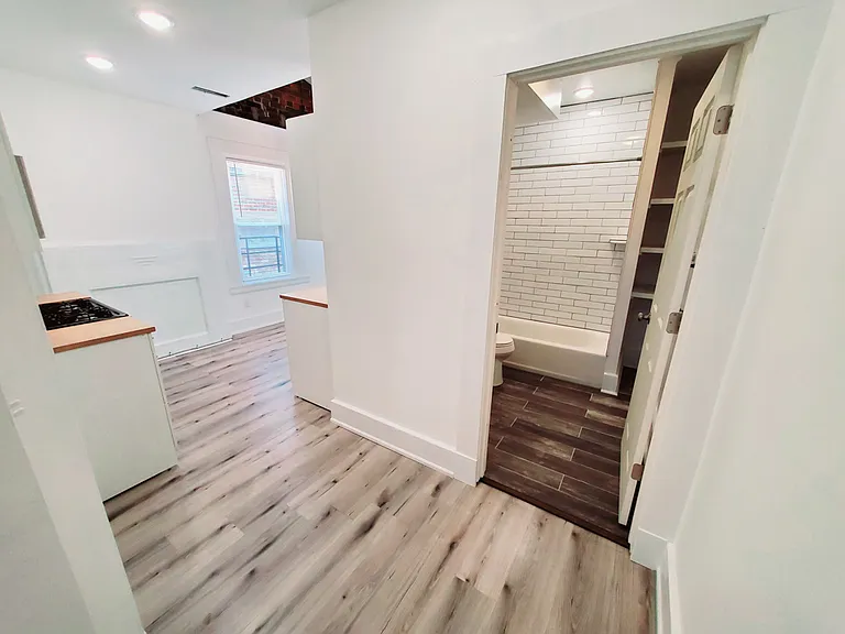 36 W Court St #4F — Photo 5