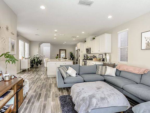 5th image of 1045 Bridlewood Dr