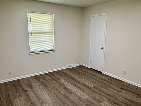 5th image of 11408 Oak St #1