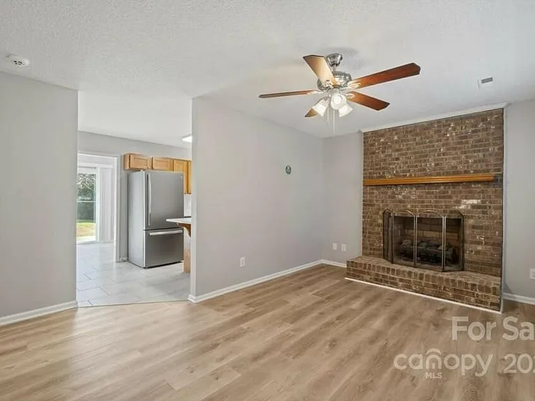 2404 Devon Dr — Photo 3